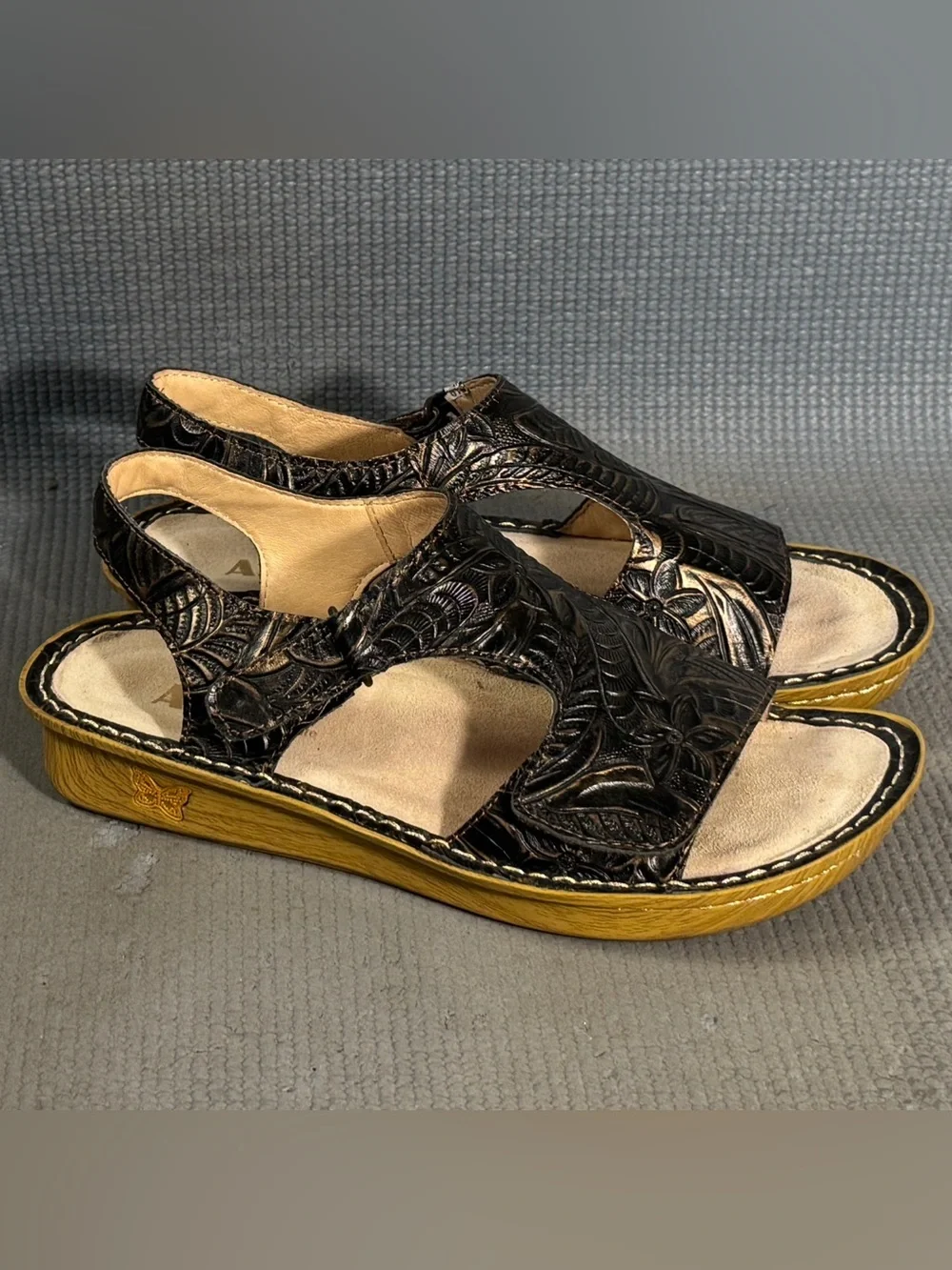Alegria VIK-153 Women's Black Embossed Leather Sandals Size 7.5 US 39 EU - Picture 2 of 9